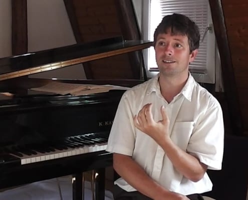 Pianist Daniel Fritzen erläutert