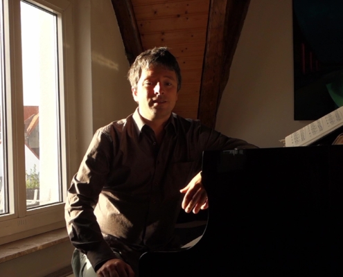 Pianist Daniel Fritzen beim Livestream eines Wohnzimmerkonzertes