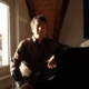 Pianist Daniel Fritzen beim Livestream eines Wohnzimmerkonzertes