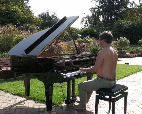 Klavier Klassik open air topless im Park
