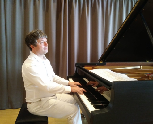 Lübecker Pianist Daniel Fritzen in Haus Eden am Steinway-Flügel der Klangmanufaktur